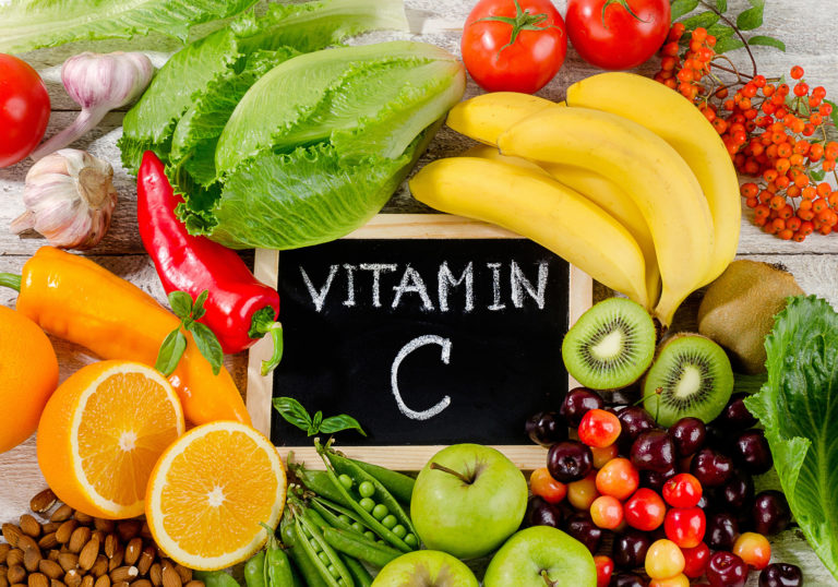 Obst und Gemüsesorten um eine Tafel mit Aufschrift Vitamin C für DORNshop