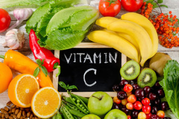 Obst und Gemüsesorten um eine Tafel mit Aufschrift Vitamin C für DORNshop